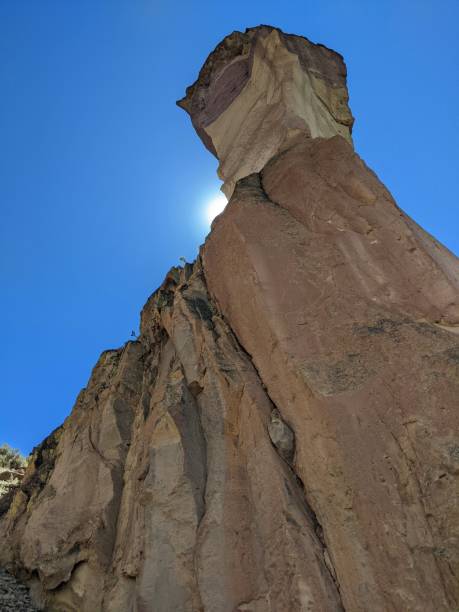 foto de baixo ângulo de uma formação rochosa alta no smith rock state park em terrebonne, oregon - smith rock - fotografias e filmes do acervo