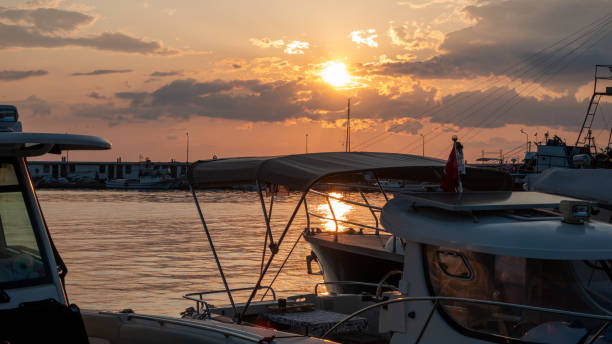 porto del villaggio di kaleköy sull'isola di gökçeada con barche ormeggiate al tramonto - turkish culture turkey fishing boat fishing foto e immagini stock