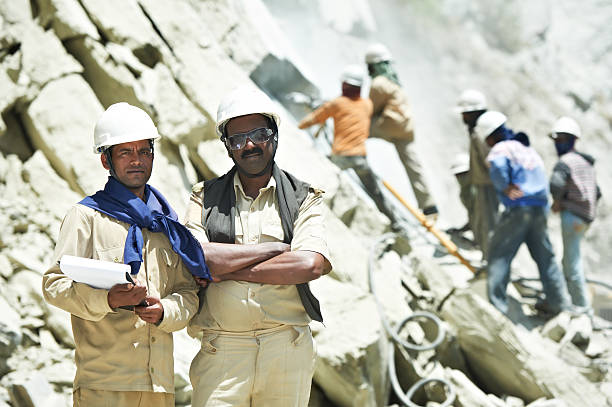 индуистский индийский строители рабочих на строительной площадке, - foreman road construction manual worker manager стоковые фото и изображения