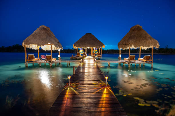 Tropical Resort in the Lagoon by night - fotografia de stock