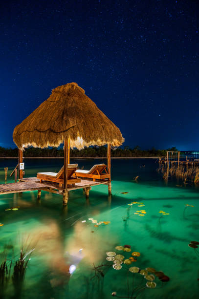 Resort Tropical na Lagoa à noite - foto de acervo