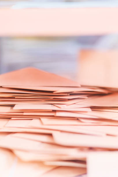 sfondo dell'urna elettorale senza persone e spazio di copia. busta della campagna elettorale nel collegio elettorale - electoral foto e immagini stock