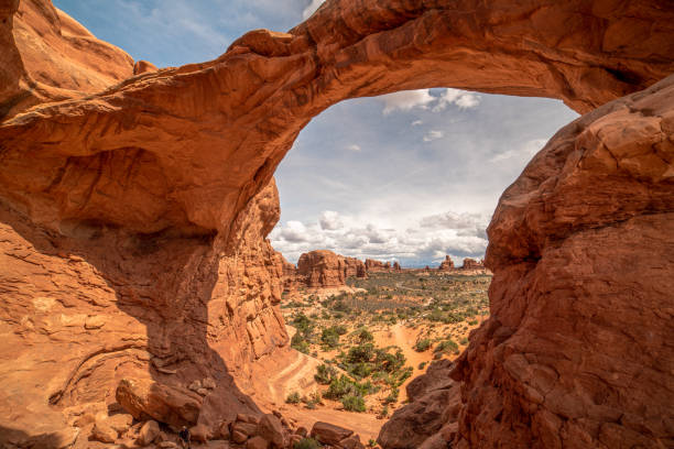 vistas da paisagem no parque nacional dos arcos durante o verão. - arches national park desert scenics landscape - fotografias e filmes do acervo