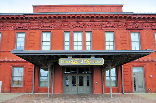 escuela clinton de servicio público - universidad de arkansas, little rock, arkansas - old master fotografías e imágenes de stock