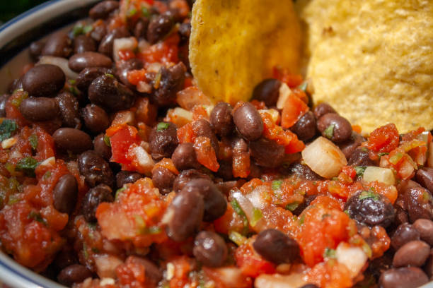 primer plano de la salsa de frijoles negros con chips de maíz - black bean salsa fotografías e imágenes de stock