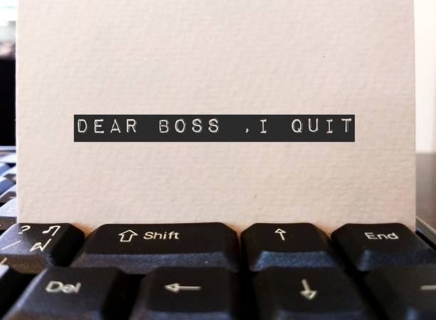 Card on keyboard typed DEAR BOSS I QUIT, concept of employee making decision to quit corporate day job , unhappy worker giving up working 9 to 5 , change job or start their own business tarjeta en el teclado mecanografiada estimado jefe renuncio, concepto de empleado que toma la decisión de renunciar al trabajo corporativo diario, trabajador infeliz que deja de trabajar de 9 a 5, cambia de trabajo o comienza su propio negocio