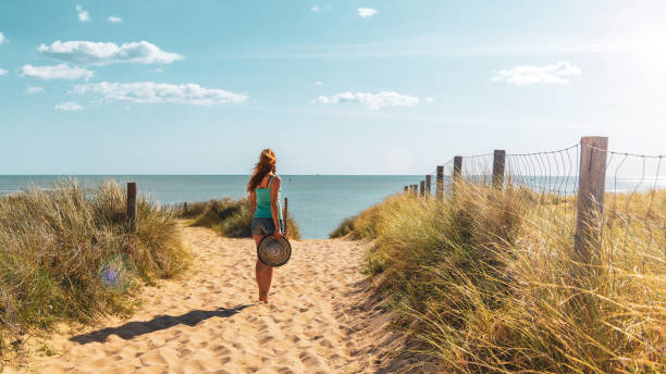 Duna de arena a la playa- océano atlántico en Francia - foto de stock