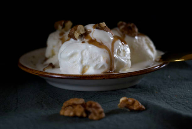 istock Creamy ice cream balls lie in a plate 1498866774