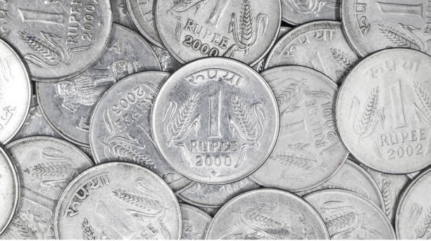 винтажные серебряные индийские монеты номиналом 1 рупия или одна рупия - cash register old coin wealth стоковые фото и изображения