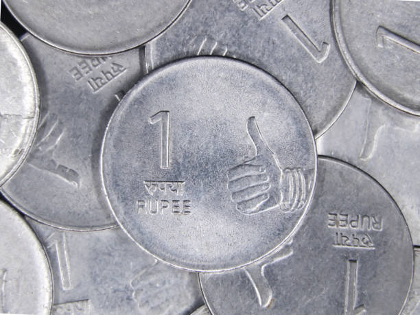 индийские блестящие серебряные монеты номиналом 1 или одна рупия - cash register old coin wealth стоковые фото и изображения