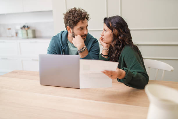 giovane coppia sposata che gestisce le finanze domestiche - poor communication foto e immagini stock