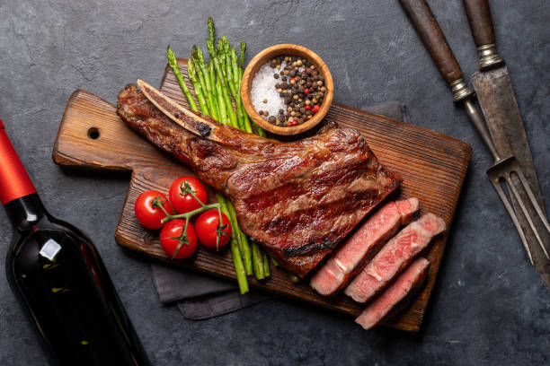 Filete de ternera Tomahawk a la parrilla medio raro con espárragos - foto de stock