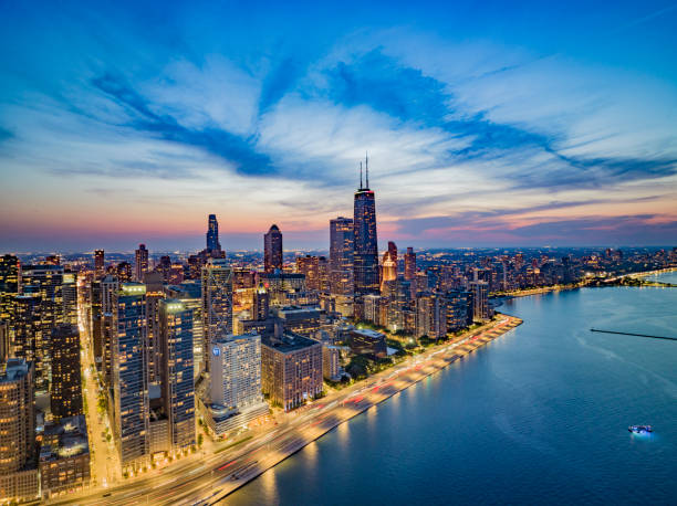 chicago skyline - chicago illinois stok fotoğraflar ve resimler