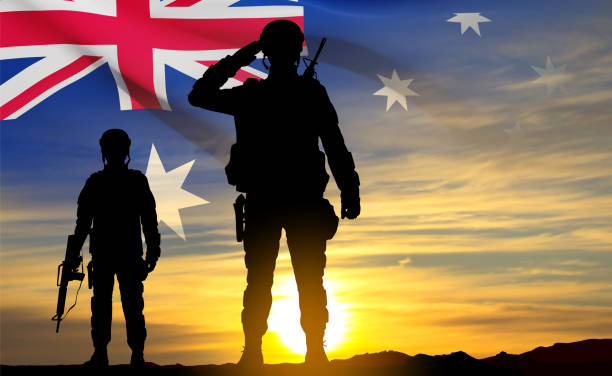 silhouette von soldaten mit australischer flagge auf hintergrund des sonnenuntergangs. konzept - bewaffnete kräfte. eps10-vektor - violence war gun camouflage stock-grafiken, -clipart, -cartoons und -symbole
