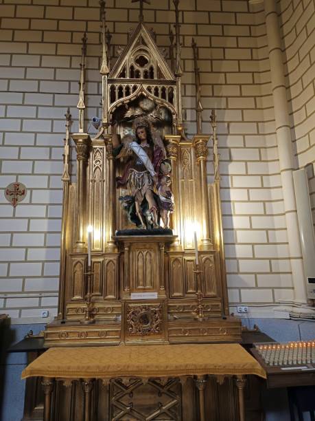 a estátua de santo anjo de la guarda na igreja de santa cruz (parroquia de santa cruz) - parroquia de santa cruz - fotografias e filmes do acervo