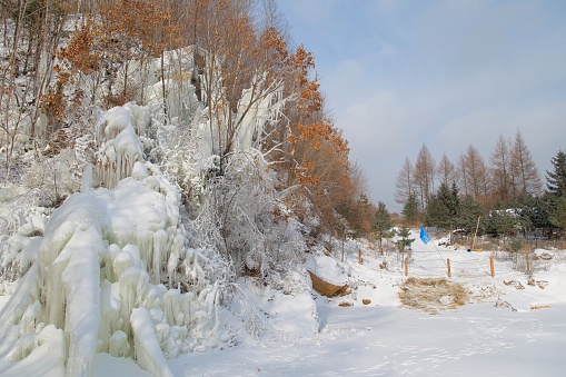 Hailin is a county-level city, under the administration of the prefecture-level city of Mudanjiang, in the southeast of Heilongjiang province, China, bordering Jilin province to the southwest. It has an area of 8,816 km2 (3,404 sq mi), and a population of 422,000 (as reported in 2012). Ethnic groups include the majority Han Chinese as well as significant numbers of Manchu and ethnic Koreans.