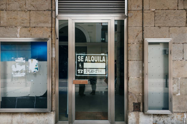 istock For rent sign in Spain 1498898530