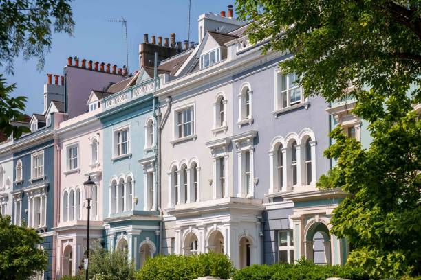 terrasses victoriennes sur elgin crescent à notting hill avec des feuilles vertes - row house townhouse house in a row photos et images de collection