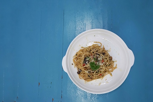 A plate of Aglio Olio spaghetti.