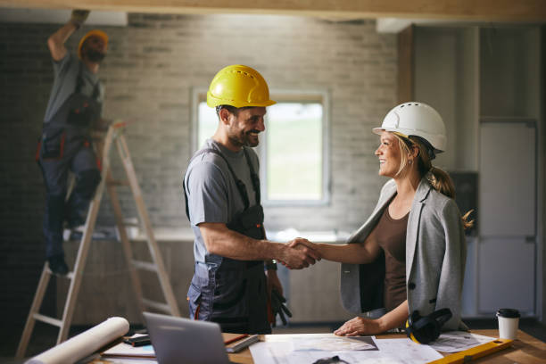 istock Successful deal during home renovation process! 1498908338