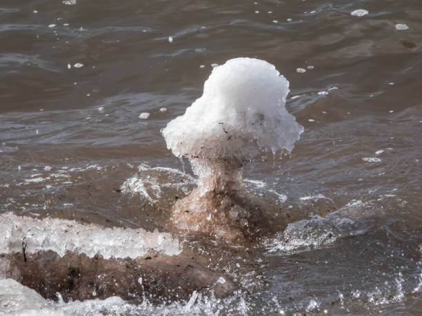 formaciones de nieve, hielo y carámbano en el agua del mar báltico en la orilla a la luz del sol. bloques de hielo congelados y agua de mar en invierno - water waterfall sky seascape fotografías e imágenes de stock