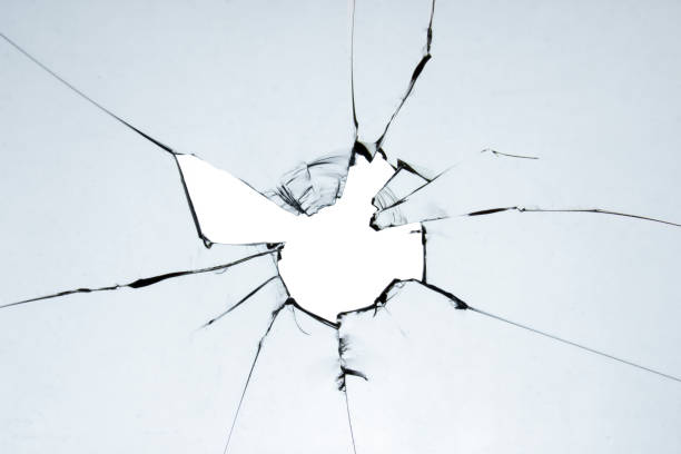 vieux verre brisé. un trou dans la fenêtre sur un fond blanc fissure. texture pour le design. - se-briser photos et images de collection