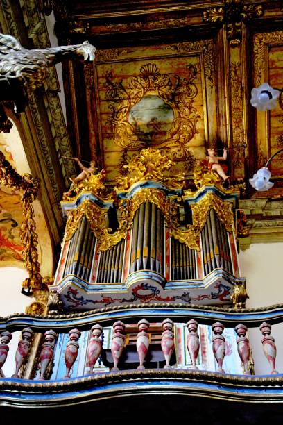 музыкальный орган, установленный в церкви санто-ант�онио в городе тирадентес, штат минас-жерайс, бразилия - minas gerais state flag brazilian flag brazil стоковые фото и изображения