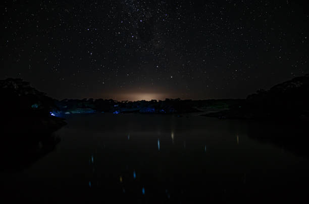 la symphonie de la nuit : les étoiles et leur reflet dansent dans les eaux du lac » - water lake reflection tranquil scene photos et images de collection