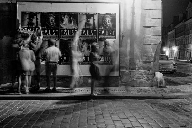 прага на ночь - faust стоковые фото и изображения