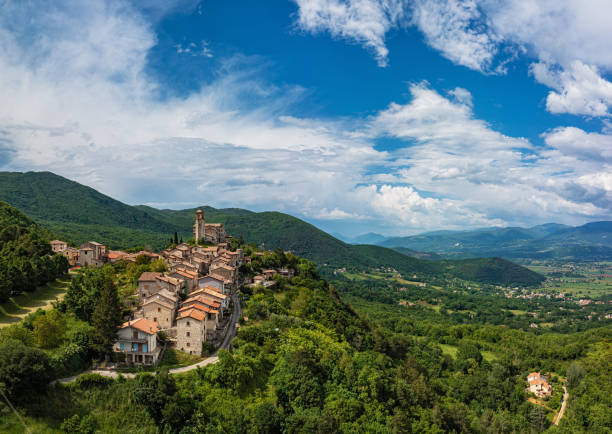 Pittoresco borgo medievale di Greccio a Rieti Lazio Italia. Veduta aerea - foto stock