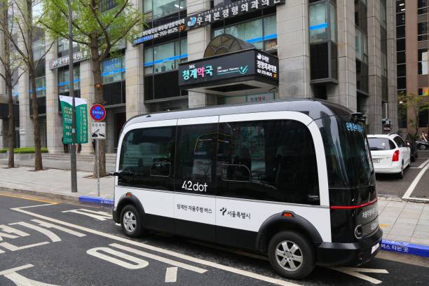 Driverless autonomous electric shuttle bus 42dot driverless autonomous electric shuttle bus in use in Seoul, biggest city in South Korea. The vehicle was designed together with Hyundai Motor Group. seoul bus stock pictures, royalty-free photos & images