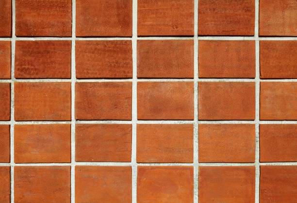 terrakotta-geflieste wand. vollformat. - red tile stock-fotos und bilder