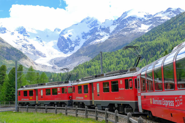 ベルニナ峠ルートの有名なレーティッシュ鉄道 - engadine st moritz valley engadin valley ストックフォトと画像