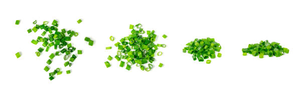 파는 고립되고 흩어져있는 신선한 골파 더미, 다진 녹색 부추, 다진 파 채소 조각을 자른다 - chive herb isolated freshness 뉴스 사진 이미지