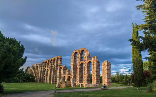 римский акведук мерида лос милагрос. эстремадура, испания - cloud cloudscape color image cypress tree стоковые фото и изображения