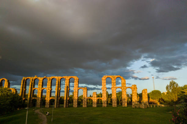 acquedotto romano di merida los milagros. estremadura, spagna - cloud cloudscape color image cypress tree foto e immagini stock