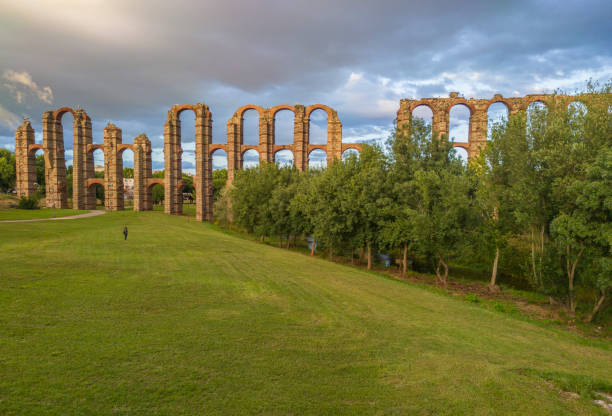 acquedotto romano di merida los milagros. estremadura, spagna - cloud cloudscape color image cypress tree foto e immagini stock