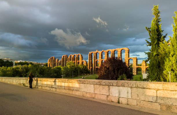 acquedotto romano di merida los milagros visto dal ponte - cloud cloudscape color image cypress tree foto e immagini stock