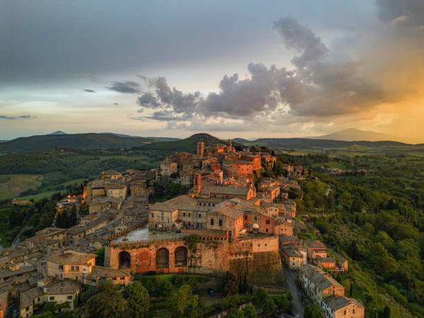 aerial view of montepulciano tuscany at sunrise italy - montepulciano imagens e fotografias de stock