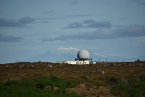 들판으로 향하는 레이더 기지와 배경에 있는 눈 덮인 산, 아이슬란드 - weather radar weather station science 뉴스 사진 이미지