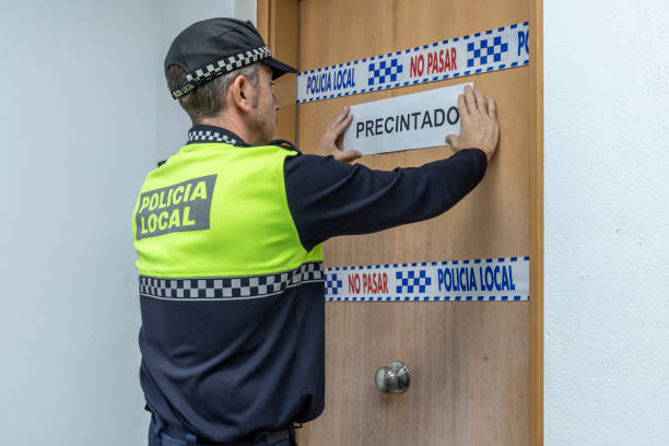 agente di polizia locale in spagna sigilla un appartamento. - military uniform barricade boundary police uniform foto e immagini stock