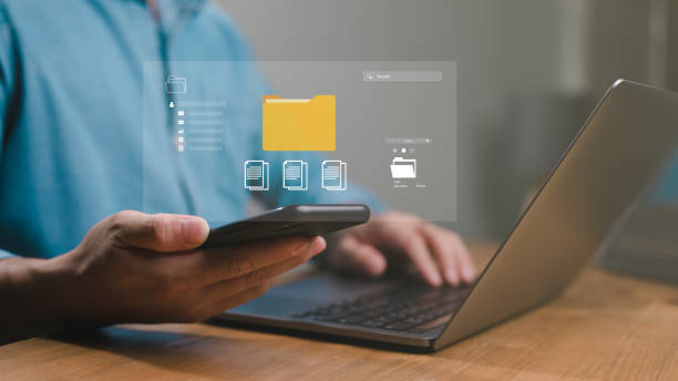 Online document, document management system (DMS), business process automation technology. Businessman working with document icon on virtual screen. File storage and archiving. ERP. Folder structure. documento en línea, sistema de gestión documental (dms), tecnología de automatización de procesos de negocio. empresario trabajando con el icono del documento en la pantalla virtual. almacenamiento y archivado de archivos. erp. estructura de carpetas.