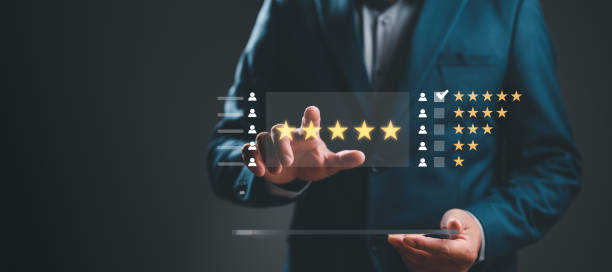 User give rating to service experience on online application, Customer review satisfaction feedback survey concept, Customer can evaluate quality of service leading to reputation ranking of business. el usuario da calificación a la experiencia de servicio en la aplicación en línea, concepto de encuesta de satisfacción de la revisión del cliente, el cliente puede evaluar la calidad del servicio que conduce a la clasificación de la reputación del