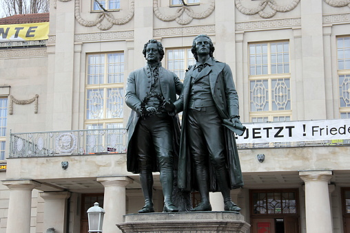 Goethe-Schiller monument in front of the German National Theater on the Theaterplatz, sculptural work by Ernst Rietschel, created in 1857, Weimar, Germany