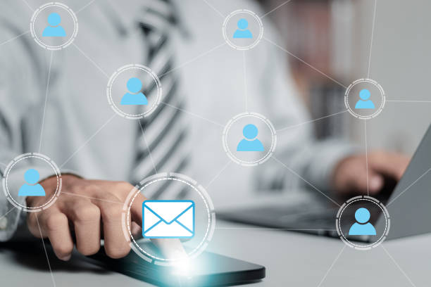 電子メールで大量のドキュメントを送信する、オンラインの人々のネットワーク、ビジネスでの直接販売プロジェクト電子メールで送信したい顧客のリスト。 - filing documents mail data network server ストックフォトと画像