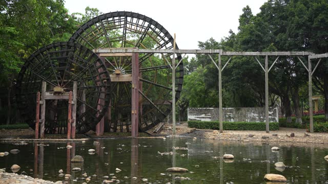 The water wheel in the park
