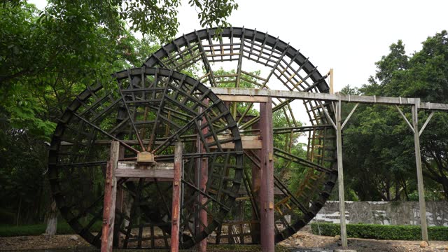 The water wheel in the park