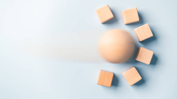 Motion blur of rolling sphere ball crashing blank wooden cube wall blocks high speed blue background. Breakthrough business obstacles disruptive concept. Object creative physics. Kinetic energy theme. desenfoque de movimiento de la bola de esfera rodante que se estrella contra la pared del cubo de madera en blanco bloquea el fondo azul de alta velocidad. innovador concepto disruptivo de obstáculos empresariales. física creativa de objetos. tema de la