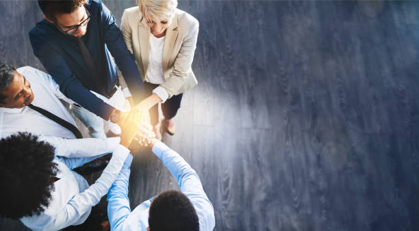 Business people, team and hands together above on mockup for unity, trust or collaboration at office. Group of corporate workers piling hand for teamwork, agreement or community goals in solidarity gente de negocios, equipo y manos juntas arriba en maqueta para la unidad, la confianza o la colaboración en la oficina. grupo de trabajadores corporativos apilando mano para el trabajo en equipo, el acuerdo o los objetivos de la comunidad en solidaridad