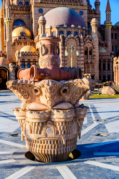 escultura cerca de la mezquita al sahaba en el casco antiguo de sharm el sheikh, egipto. - town of egypt fotografías e imágenes de stock